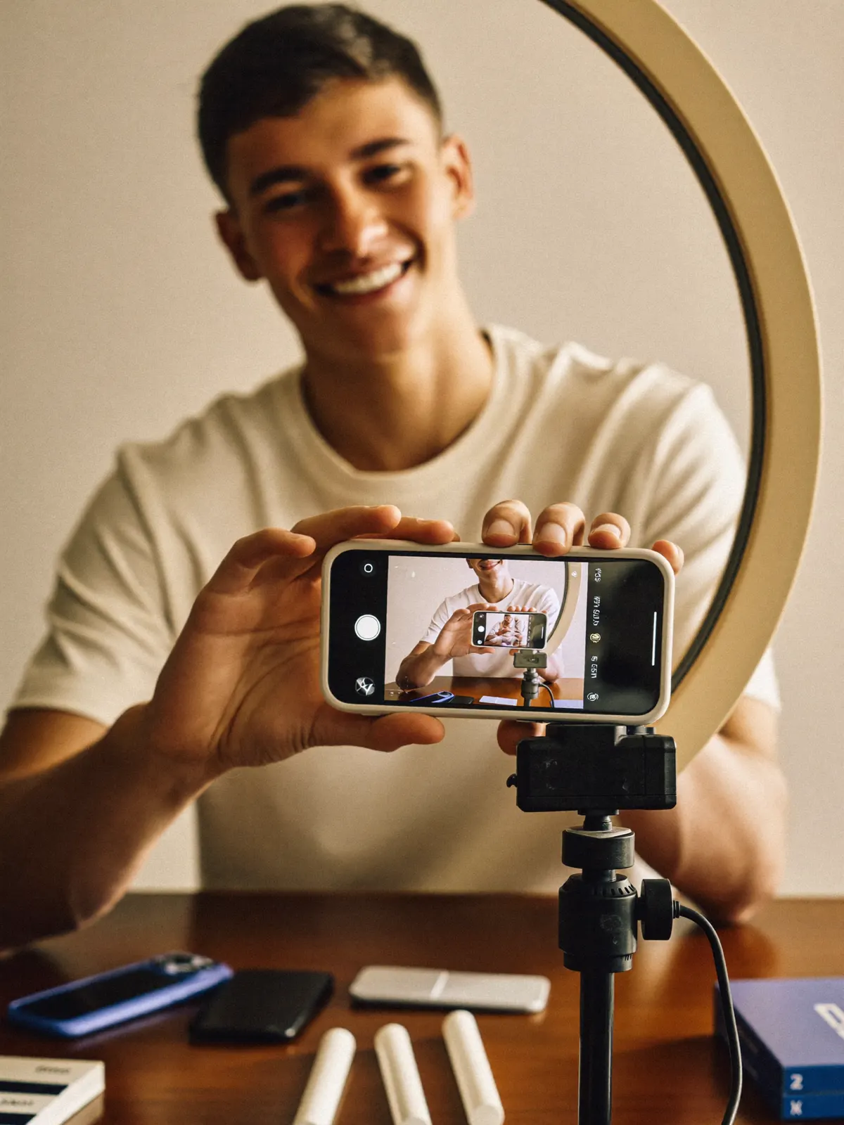Influenciador de rifas gravando story com produtos de sorteio na mesa